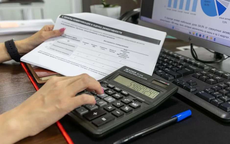 Vérification de chiffres à la calculatrice sur des documents comptables